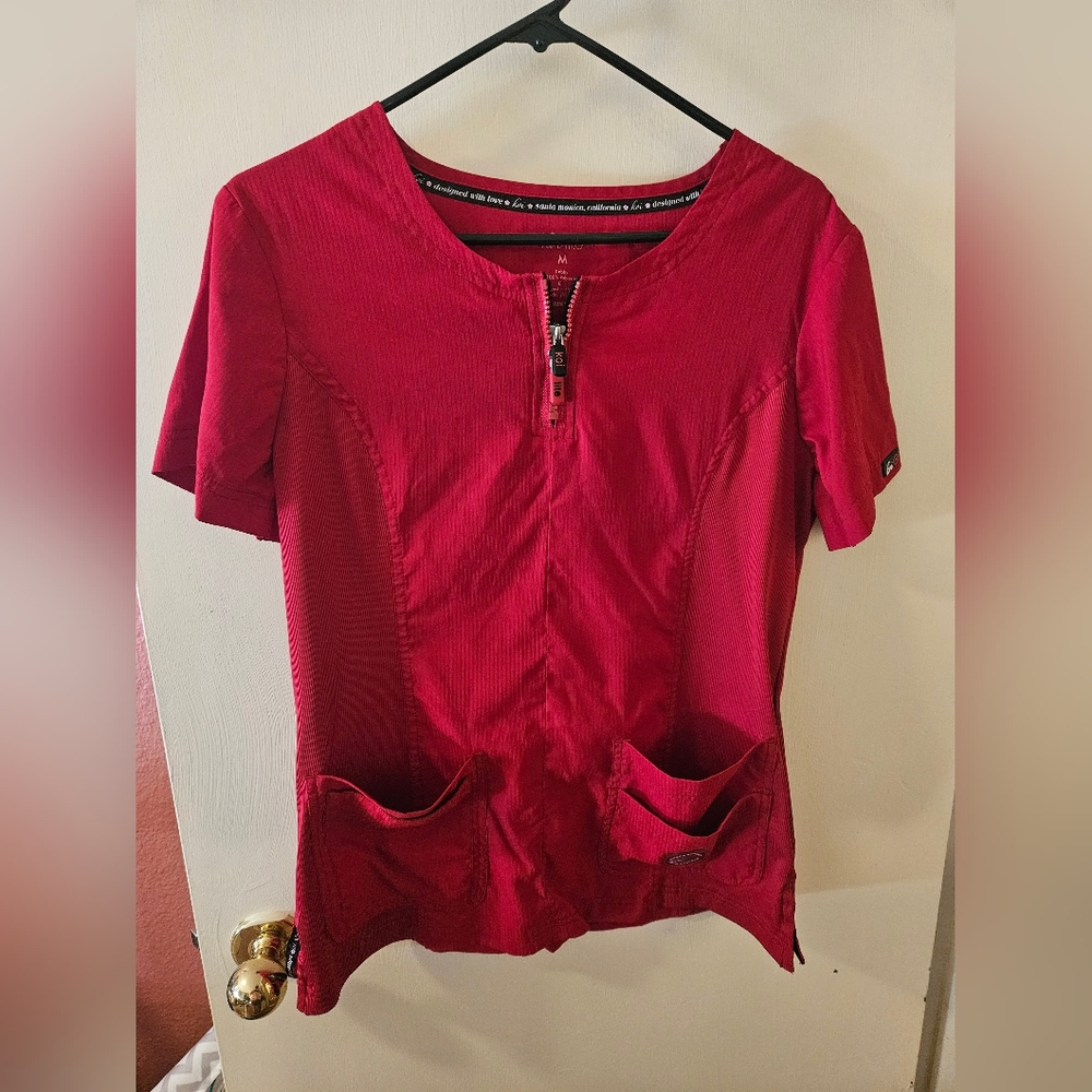 Medium Ruby Red Serenity Koi Lite Scrub Top in Good Condition